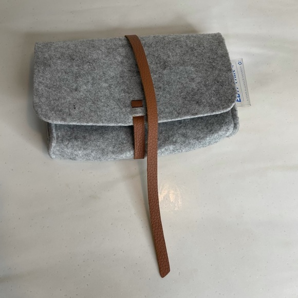 Gray Thick Felt Toiletry Bag - Picture 4 of 13